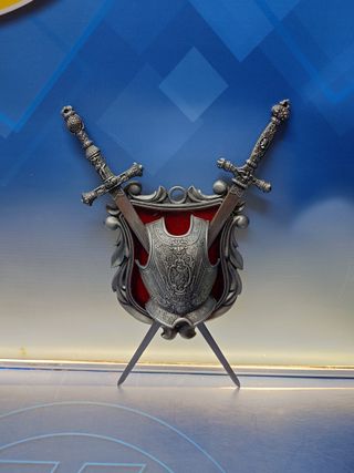 Metopa medieval: escudo & espadas