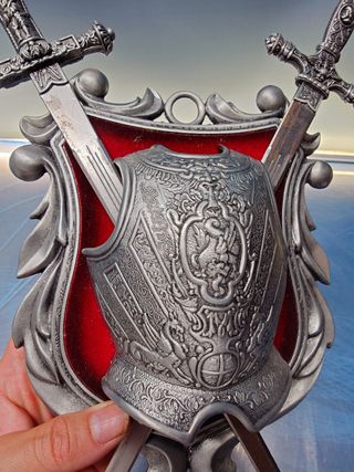 Metopa medieval: escudo & espadas