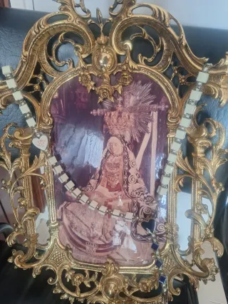 Marco dorado con imagen religiosa