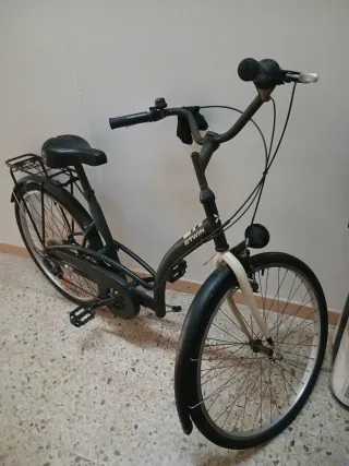 Bicicleta negra con portaequipajes