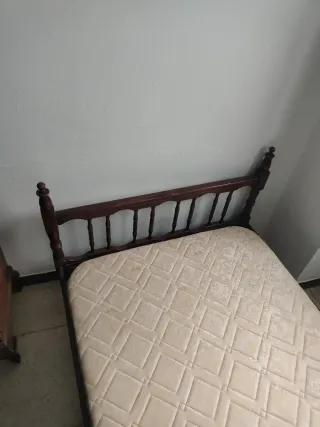 Conjunto de dos camas  individuales de madera.