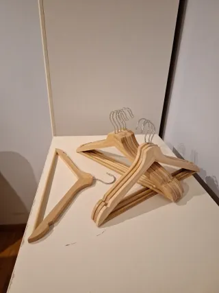 Perchas de madera y metal