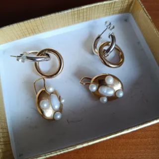 Pendientes dorados y plateados