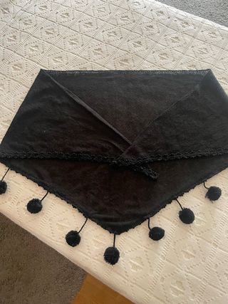 Toquilla negra con pompones