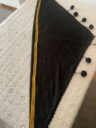 Toquilla negra con pompones