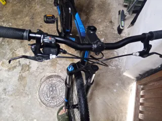 Bicicleta negra con diseños en azul flama