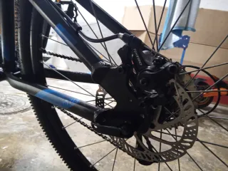 Bicicleta negra con diseños en azul flama