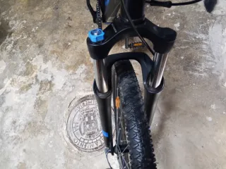 Bicicleta negra con diseños en azul flama