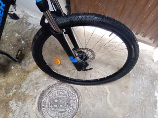 Bicicleta negra con diseños en azul flama