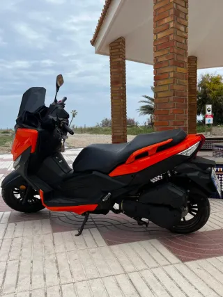 Moto Scooter Naranja y Negra