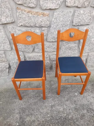 Sillas de madera y tela. 15 euros unidad