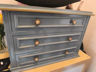 Mueble recibidor azul y marrón