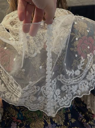 Manteleta y pico blanco con encaje adulta