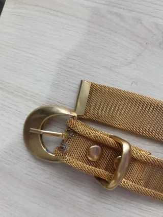 Cinturón dorado con adornos