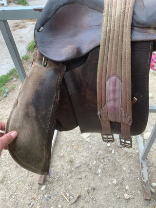 Montura de pony con cincha y estribos