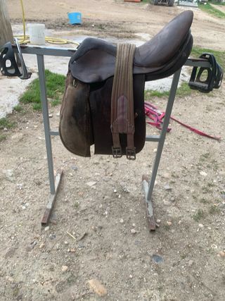 Montura de pony con cincha y estribos
