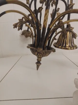 Lámpara araña dorada con tulipas