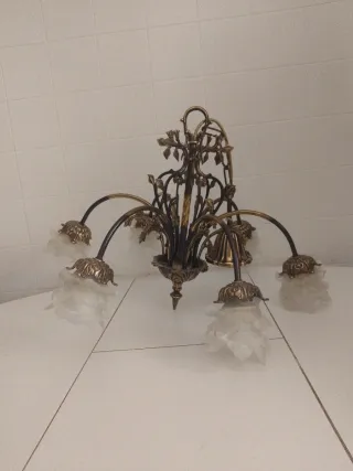 Lámpara araña dorada con tulipas