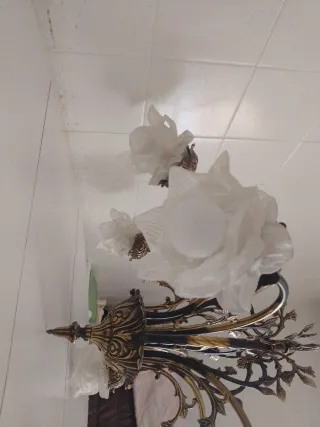 Lámpara araña dorada con tulipas