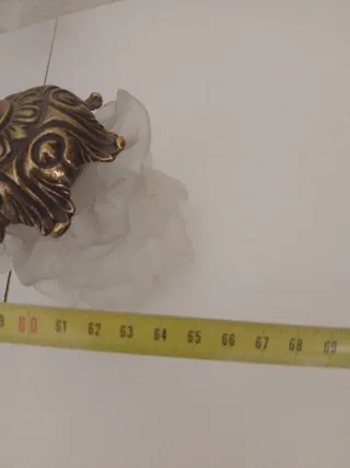 Lámpara araña dorada con tulipas