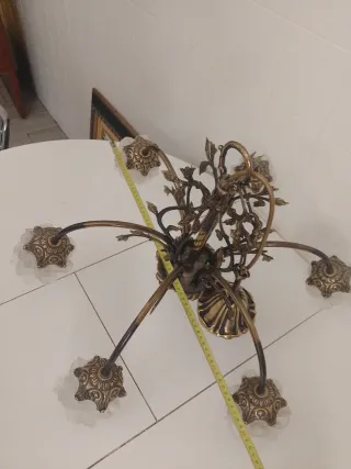 Lámpara araña dorada con tulipas