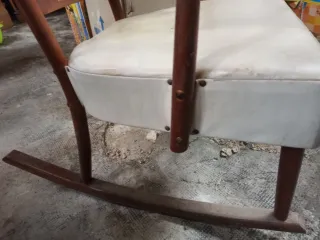 Mecedora de madera con ratán