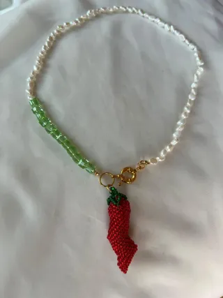 Collar Chili Rojo Cuentas Perlas y Verdes