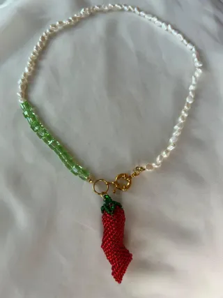 Collar Chili Rojo Cuentas Perlas y Verdes