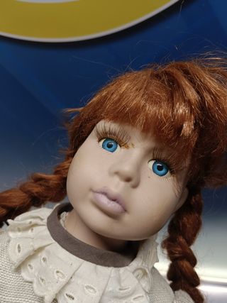 Muñeca de porcelana 37 cm., sin caja