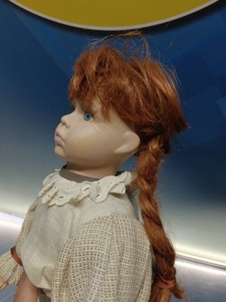 Muñeca de porcelana 37 cm., sin caja