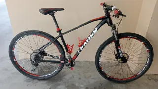 Bicicleta Montaña Negra y Roja,marca Mondrake.