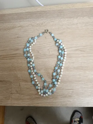 Collar de perlas y cuentas azules