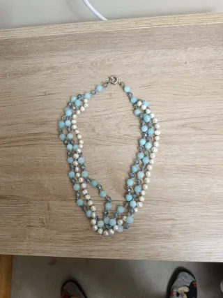 Collar de perlas y cuentas azules