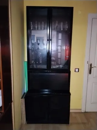 Mueble de madera negro con vitrina