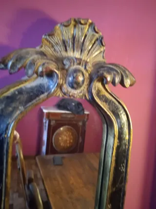 Espejo alargado dorado con bonito diseño