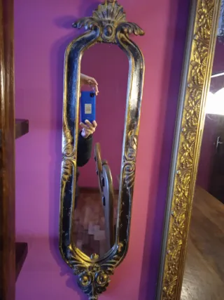 Espejo alargado dorado con bonito diseño