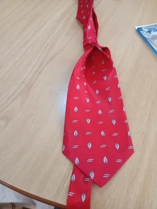 Corbata roja con estampado