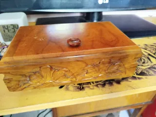 Cajita de madera antigua tallada