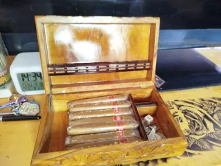 Cajita de madera antigua tallada