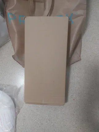 Sillas modernas blancas y madera.Estan en caja.