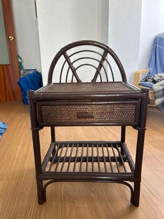 Mesita auxiliar de mimbre