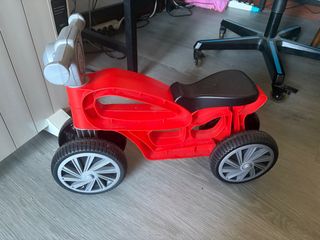 Moto de juguete roja para niños