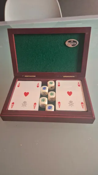Cofanetto con simboli carte da gioco.