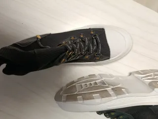 Playeras negras con detalles blancos