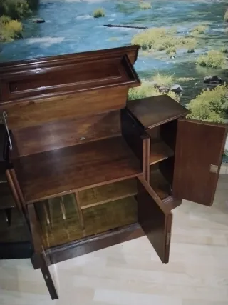 Mueble de madera macisa marrón