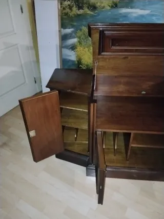 Mueble de madera macisa marrón