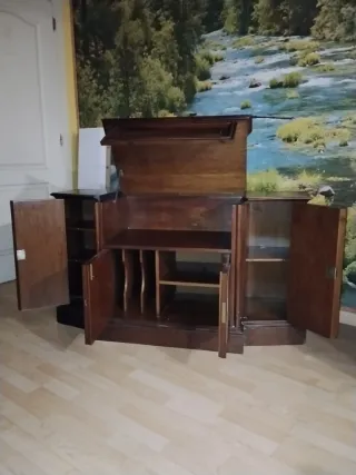 Mueble de madera macisa marrón