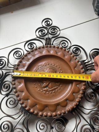 Plato de cobre antiguo con figura