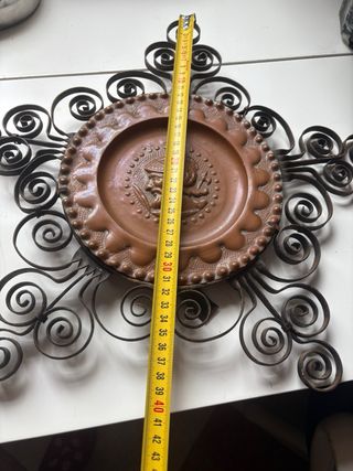 Plato de cobre antiguo con figura