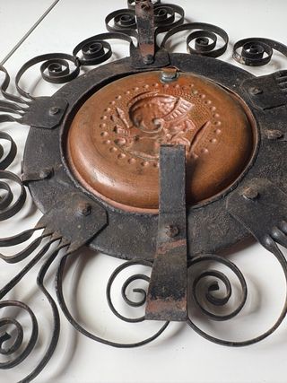 Plato de cobre antiguo con figura